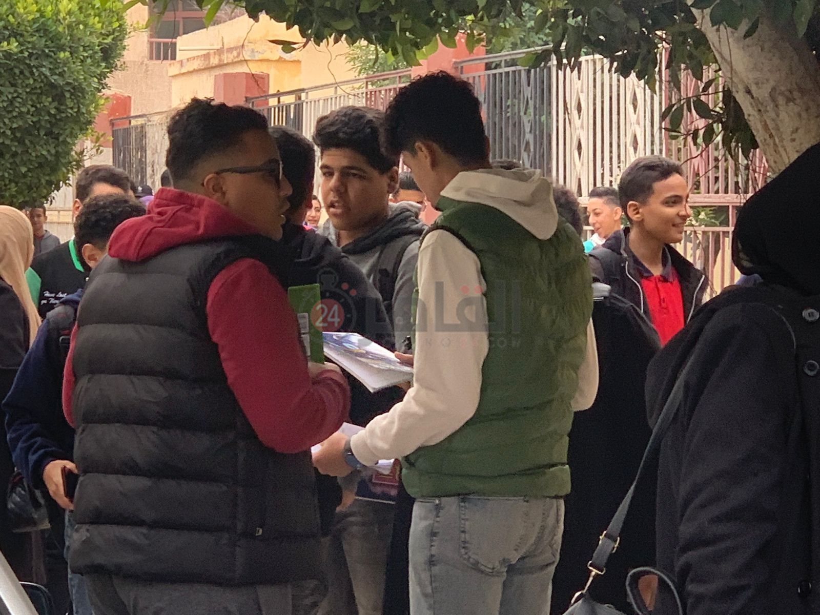 توافد طلاب الشهادة الإعدادية لأداء امتحان الفصل الدراسي الأول