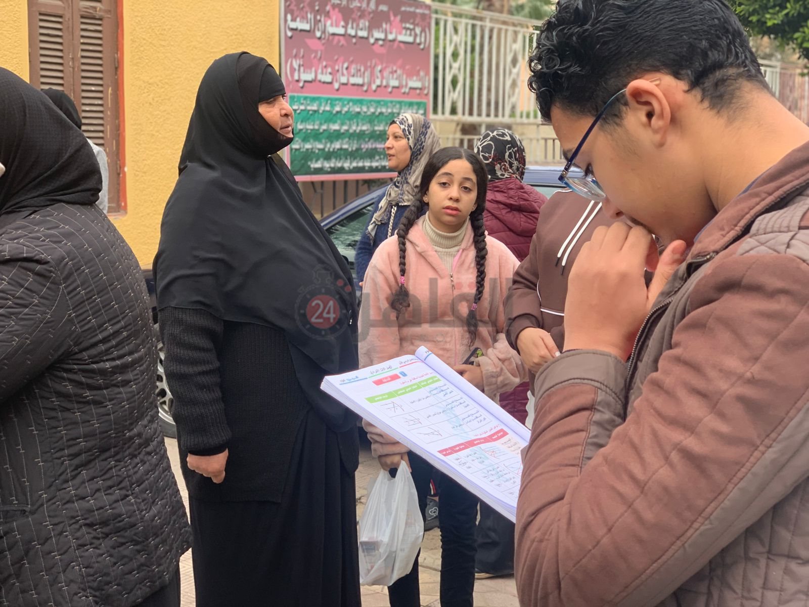 توافد طلاب الشهادة الإعدادية لأداء امتحان الفصل الدراسي الأول