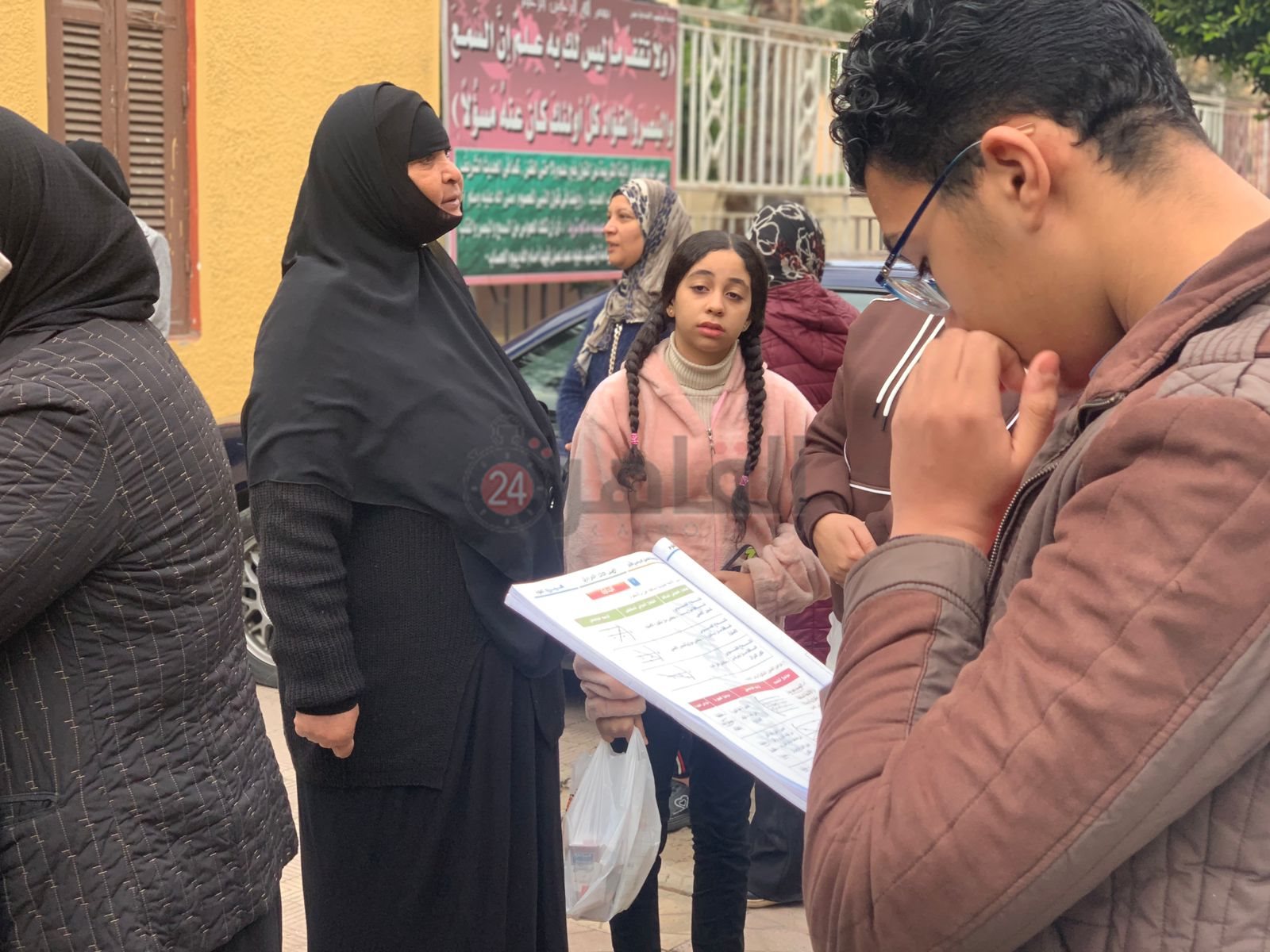 توافد طلاب الشهادة الإعدادية لأداء امتحان الفصل الدراسي الأول