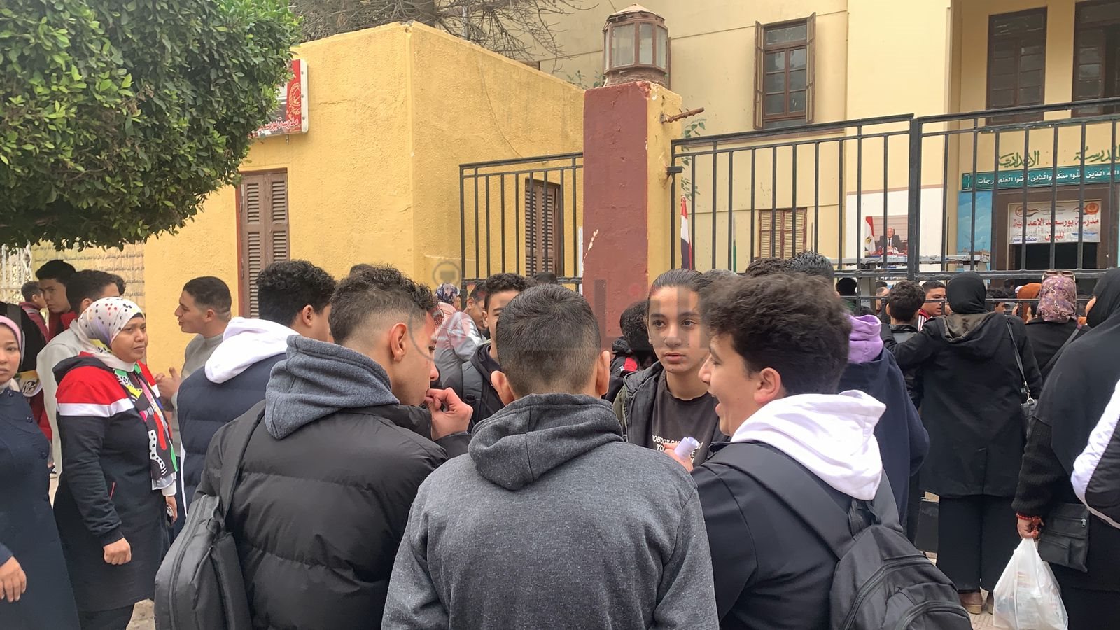 توافد طلاب الشهادة الإعدادية لأداء امتحان الفصل الدراسي الأول