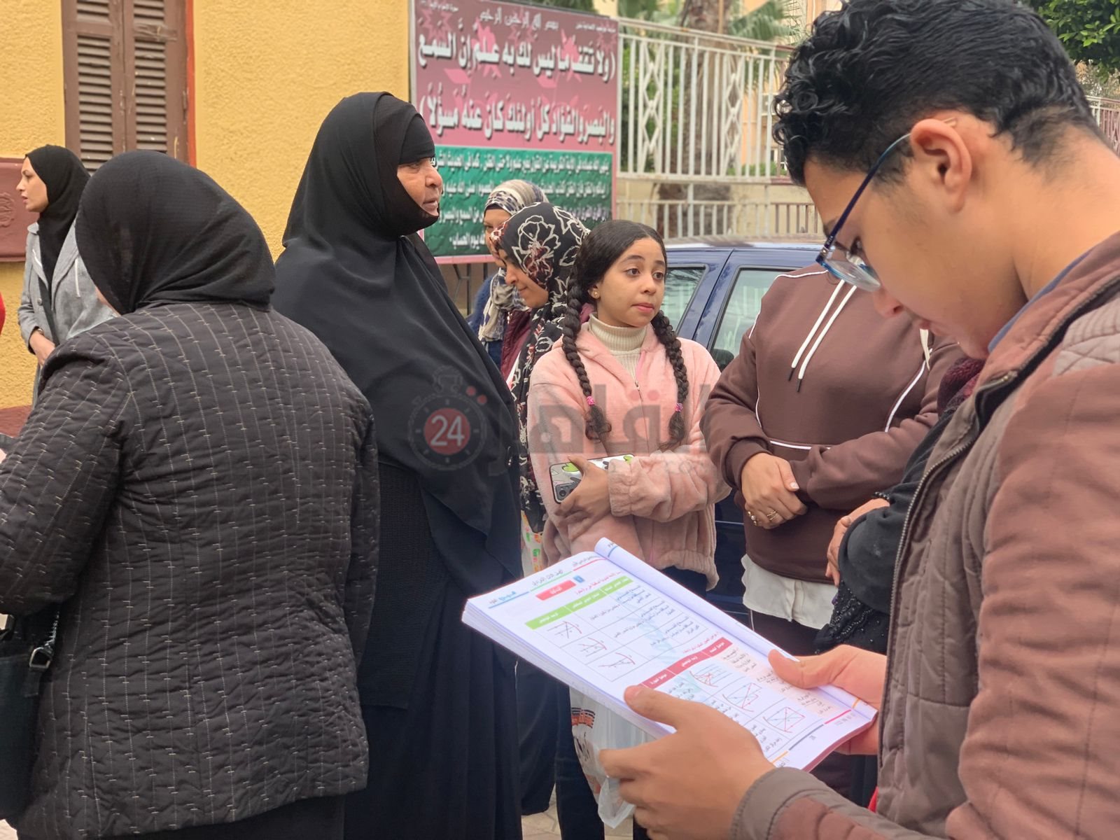 توافد طلاب الشهادة الإعدادية لأداء امتحان الفصل الدراسي الأول