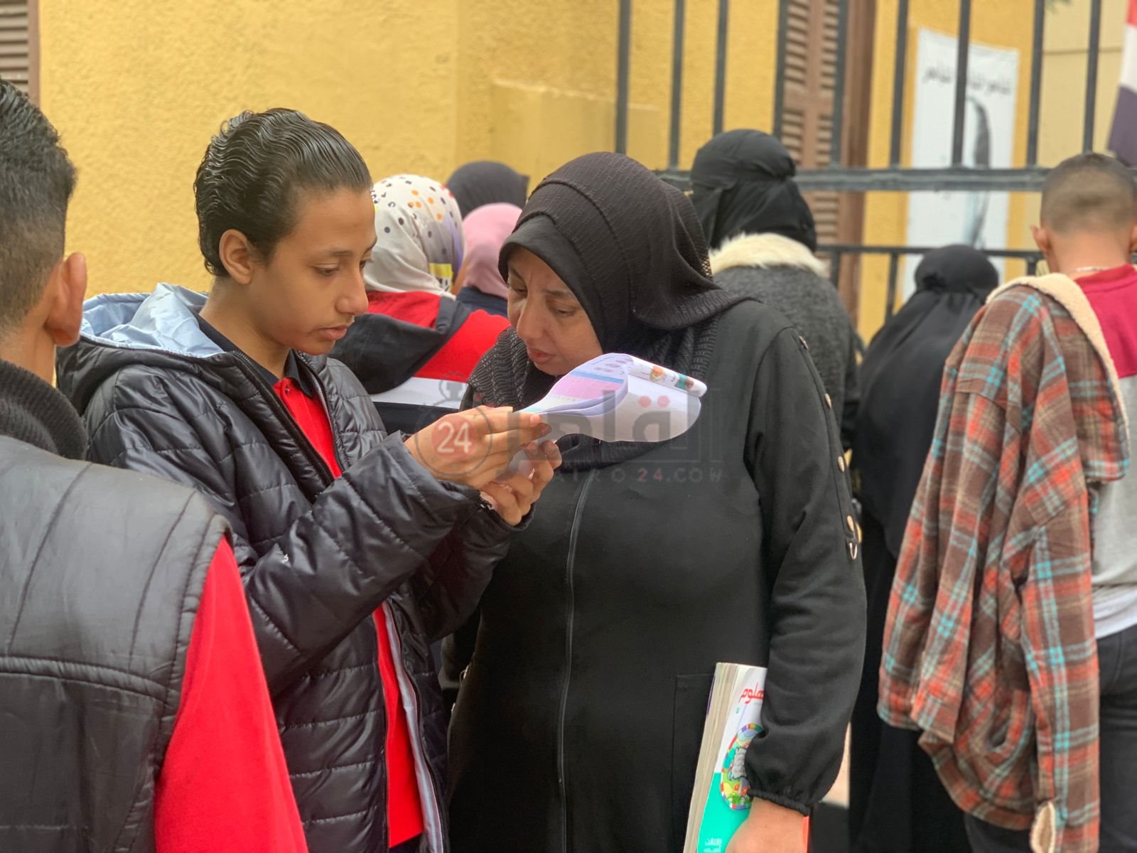 توافد طلاب الشهادة الإعدادية لأداء امتحان الفصل الدراسي الأول