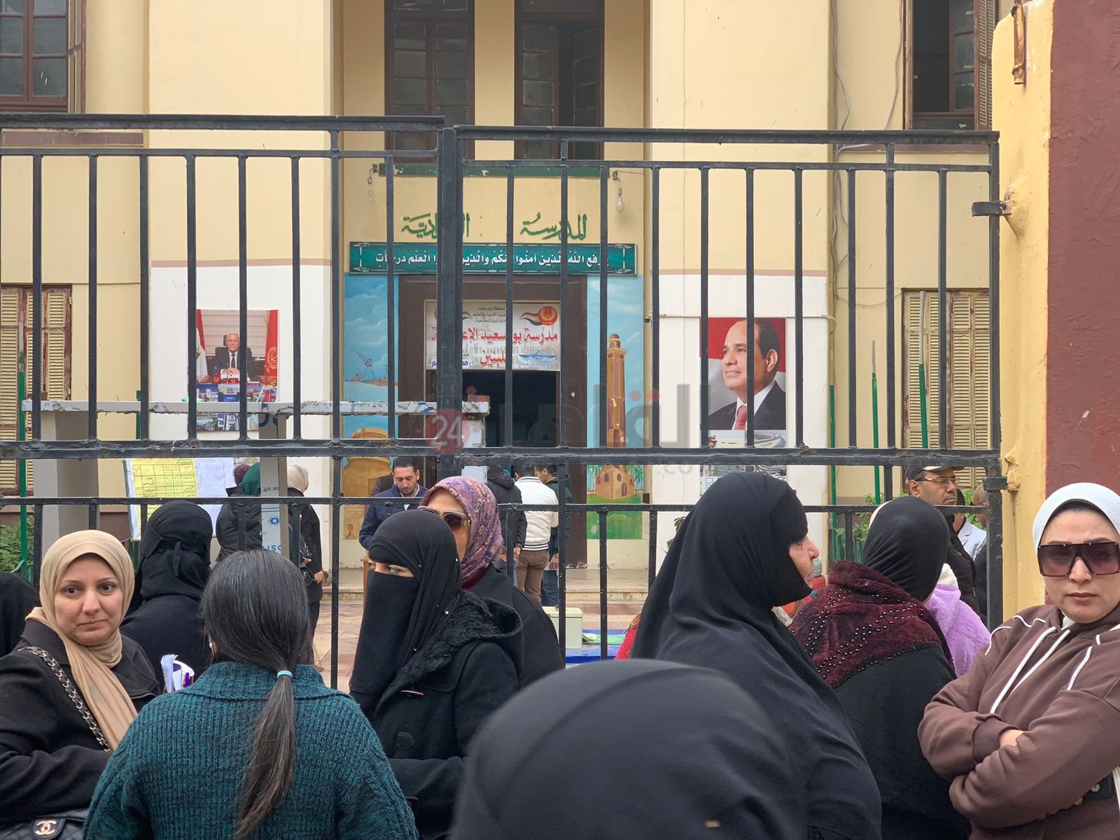 توافد طلاب الشهادة الإعدادية لأداء امتحان الفصل الدراسي الأول