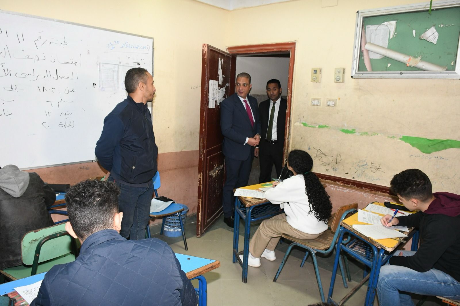 محافظ الفيوم يتفقد لجان امتحانات الشهادة الإعدادية