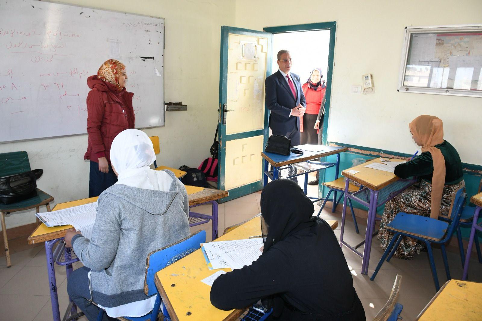 محافظ الفيوم يتفقد لجان امتحانات الشهادة الإعدادية