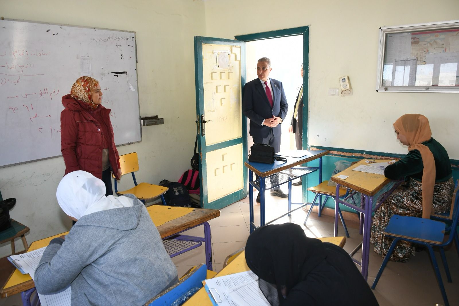 محافظ الفيوم يتفقد لجان امتحانات الشهادة الإعدادية