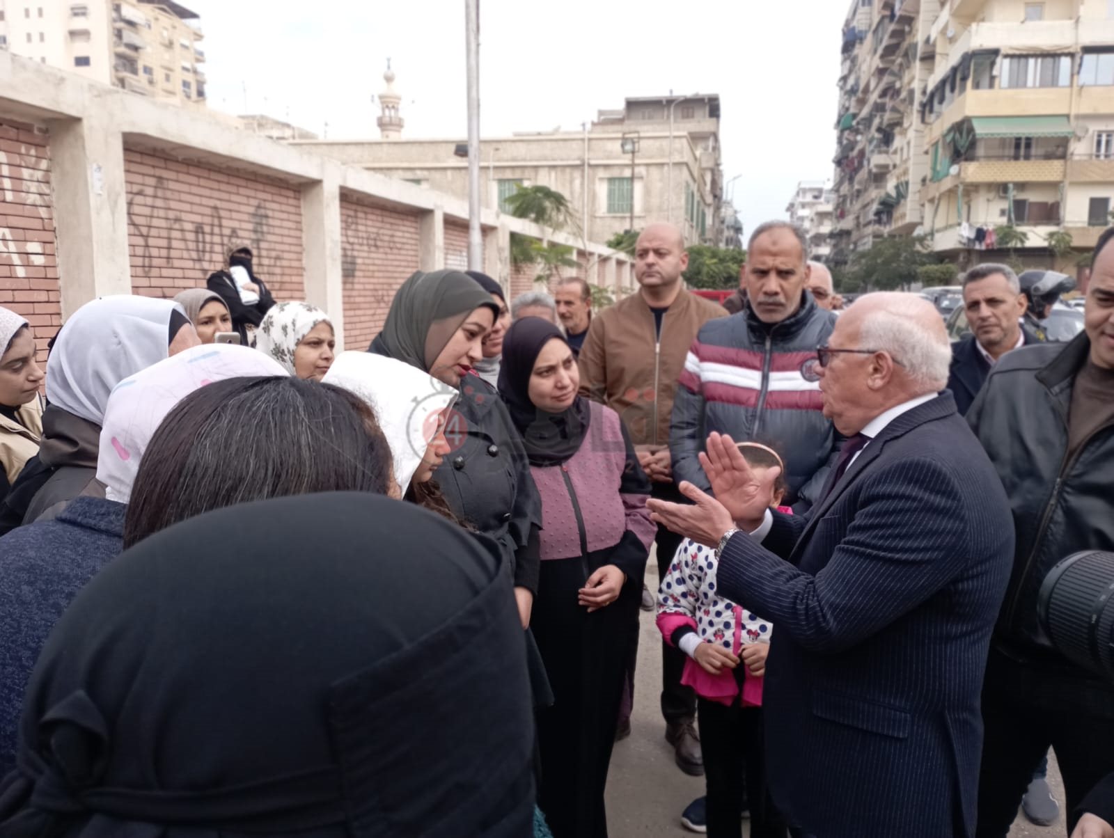 محافظ بورسعيد يلتقي أولياء الأمور أمام لجان الإعدادية