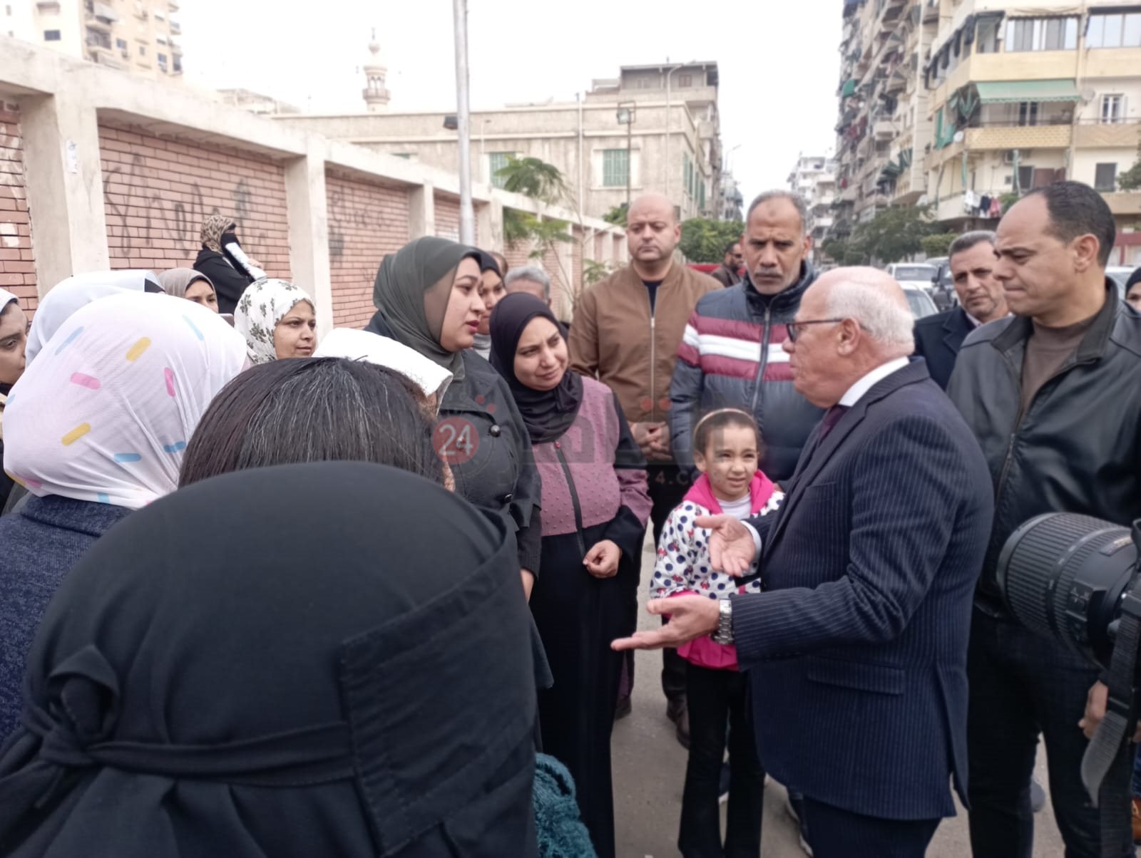 محافظ بورسعيد يلتقي أولياء الأمور أمام لجان الإعدادية