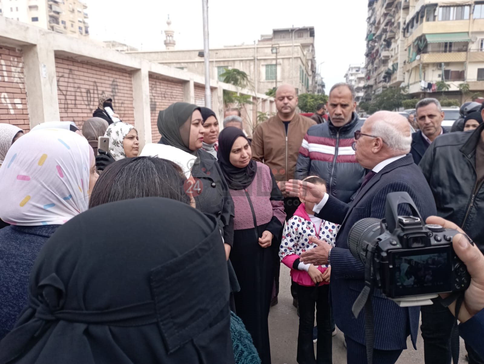 محافظ بورسعيد يلتقي أولياء الأمور أمام لجان الإعدادية