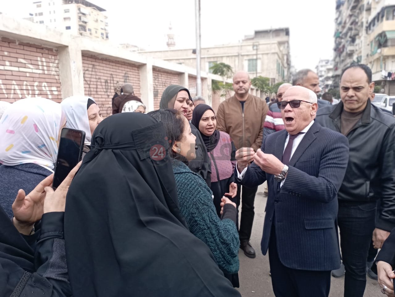 محافظ بورسعيد يلتقي أولياء الأمور أمام لجان الإعدادية