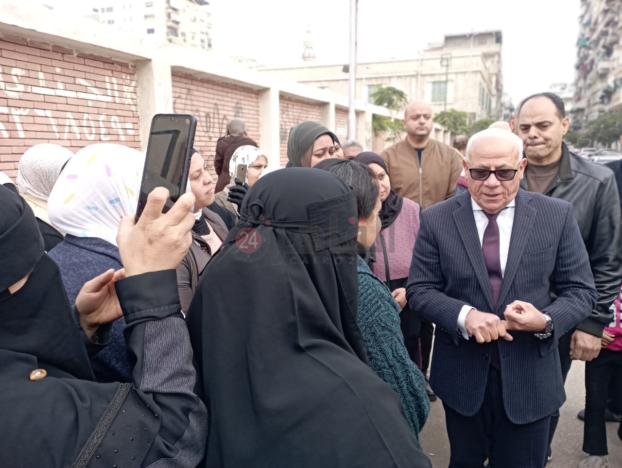 محافظ بورسعيد يلتقي أولياء الأمور أمام لجان الإعدادية