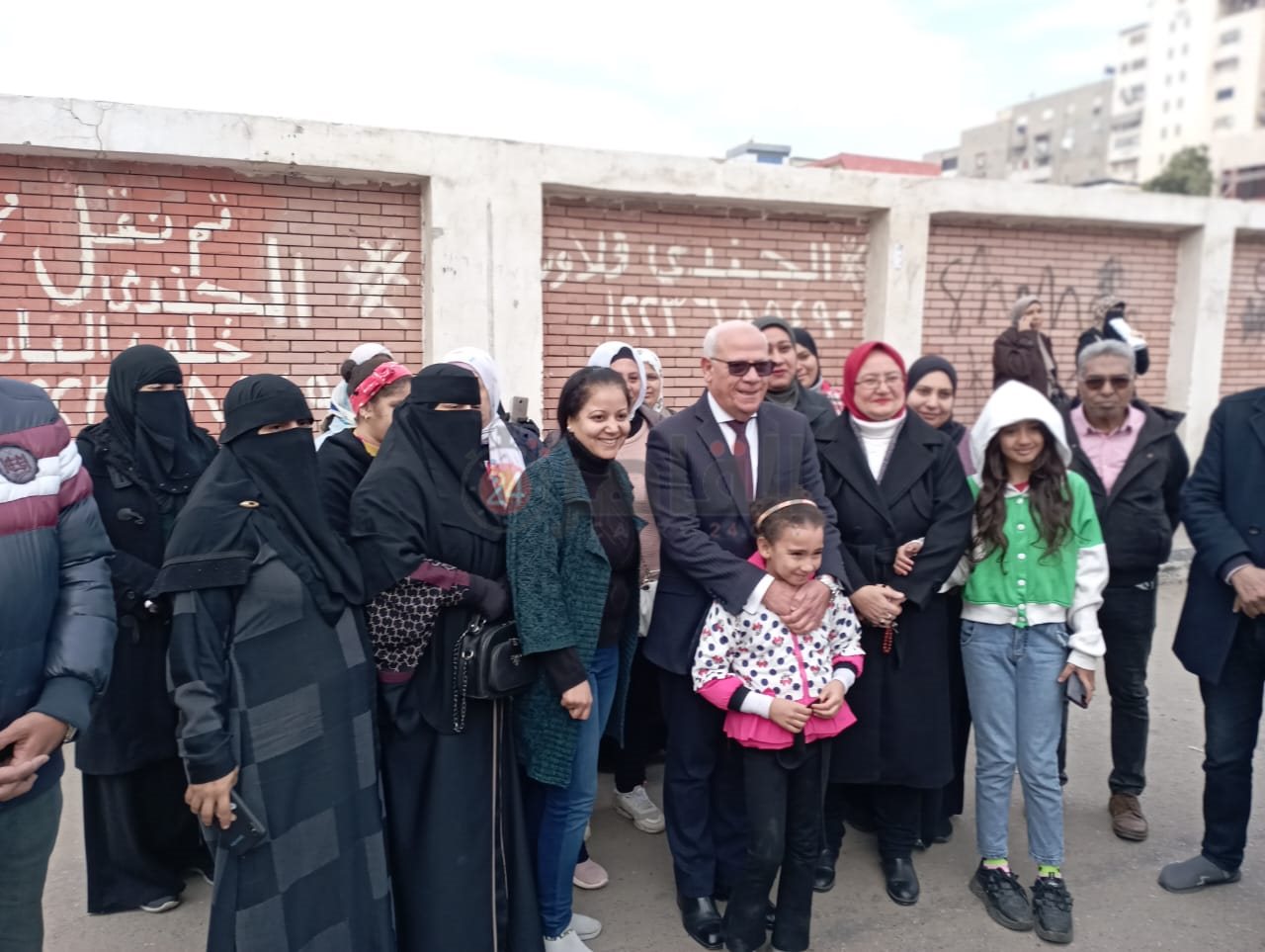 محافظ بورسعيد يلتقي أولياء الأمور أمام لجان الإعدادية