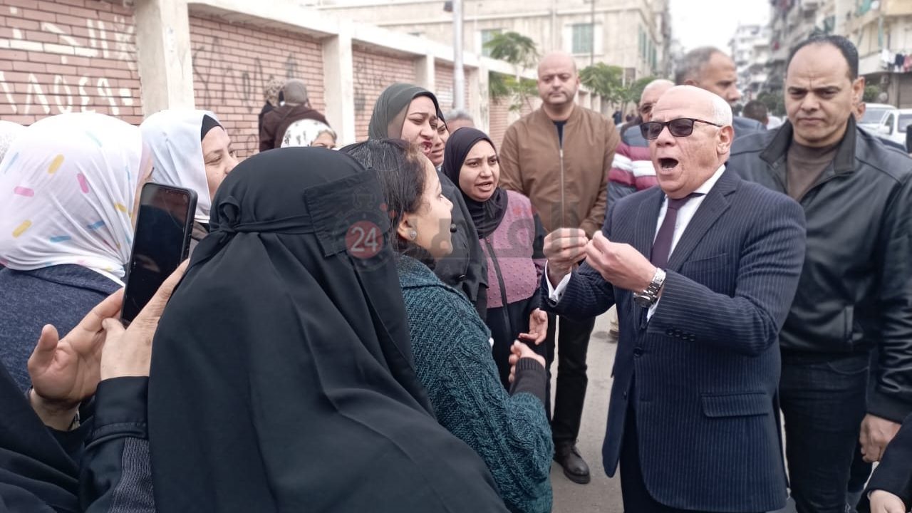 محافظ بورسعيد يلتقي أولياء الأمور أمام لجان الإعدادية - قص