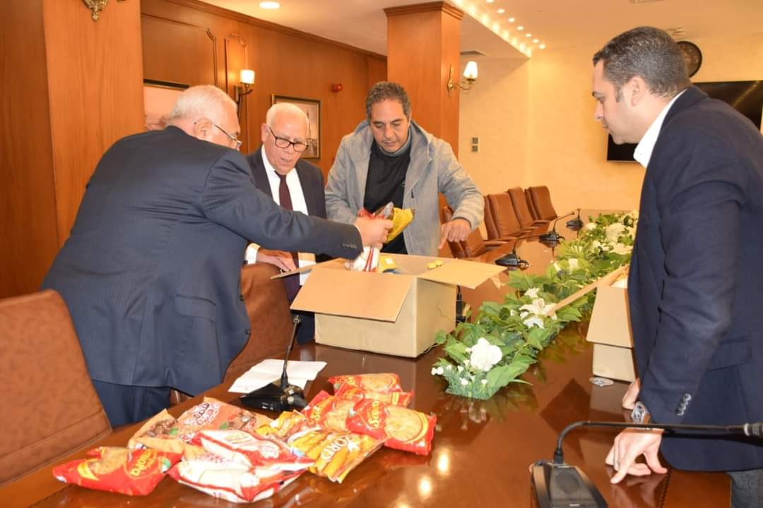 سلع غذائية للأسر الأولى بالرعاية ومحدودي الدخل والموظفين ببورسعيد 