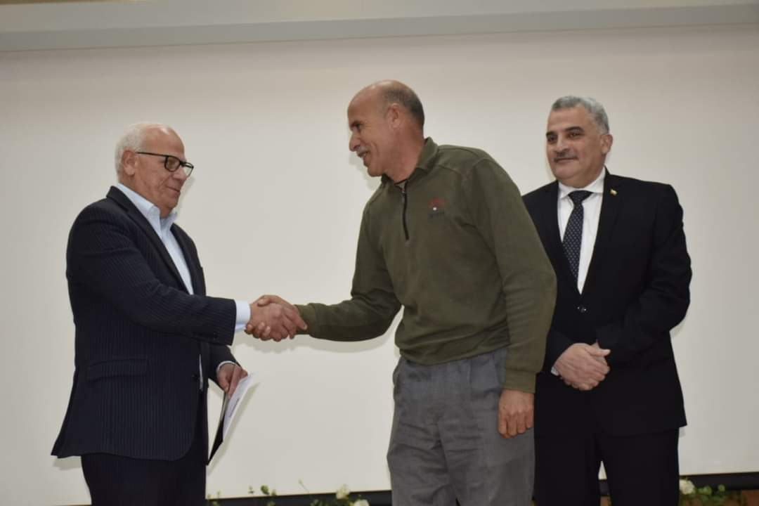 محافظ بورسعيد يسلم العقود المؤمنة للمنتفعين بالأراضي الزراعية بمنطقة مثلث الخير بجنوب بورسعيد