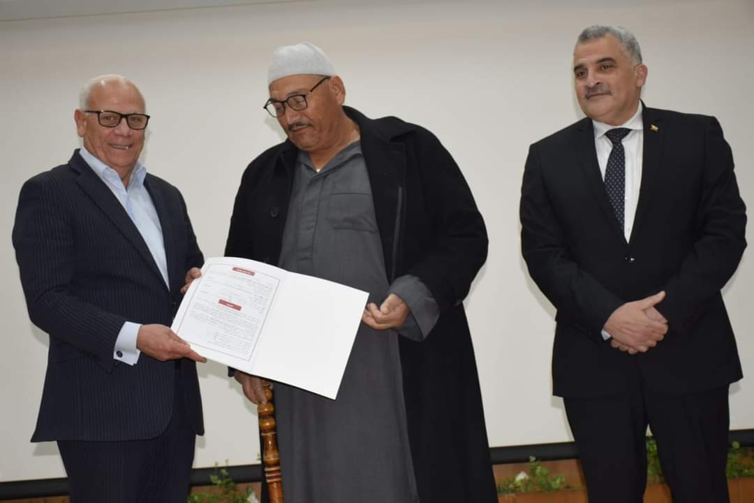 محافظ بورسعيد يسلم العقود المؤمنة للمنتفعين بالأراضي الزراعية بمنطقة مثلث الخير بجنوب بورسعيد