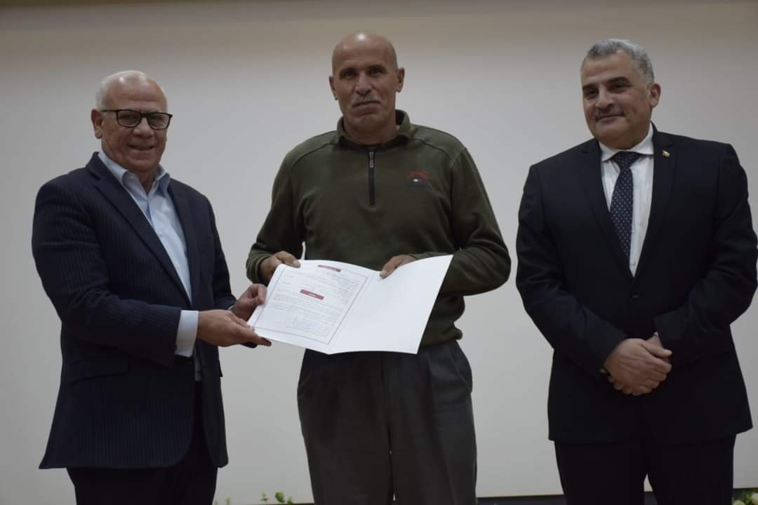 محافظ بورسعيد يسلم العقود المؤمنة للمنتفعين بالأراضي الزراعية بمنطقة مثلث الخير بجنوب بورسعيد