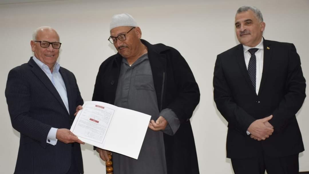 محافظ بورسعيد يسلم العقود المؤمنة للمنتفعين بالأراضي الزراعية بمنطقة مثلث الخير بجنوب بورسعيد - قص