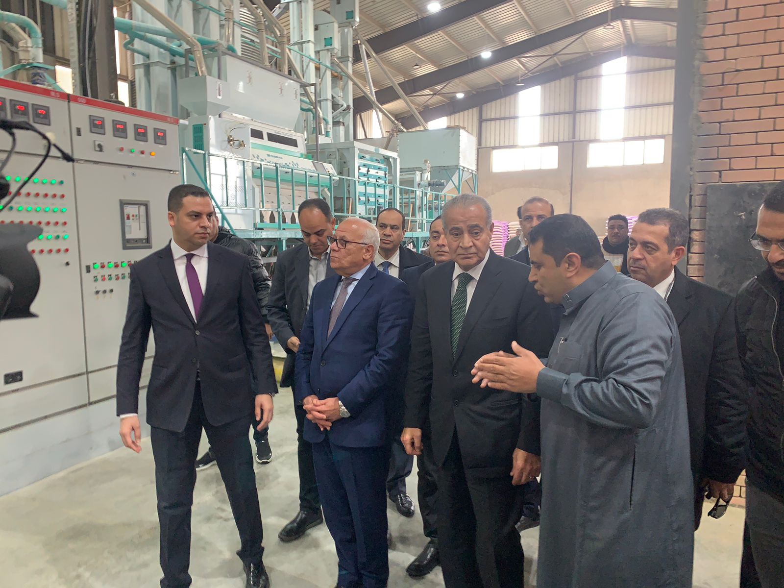 وزير التموين يتفقد مصنع لتعبئة الأرز ببورسعيد