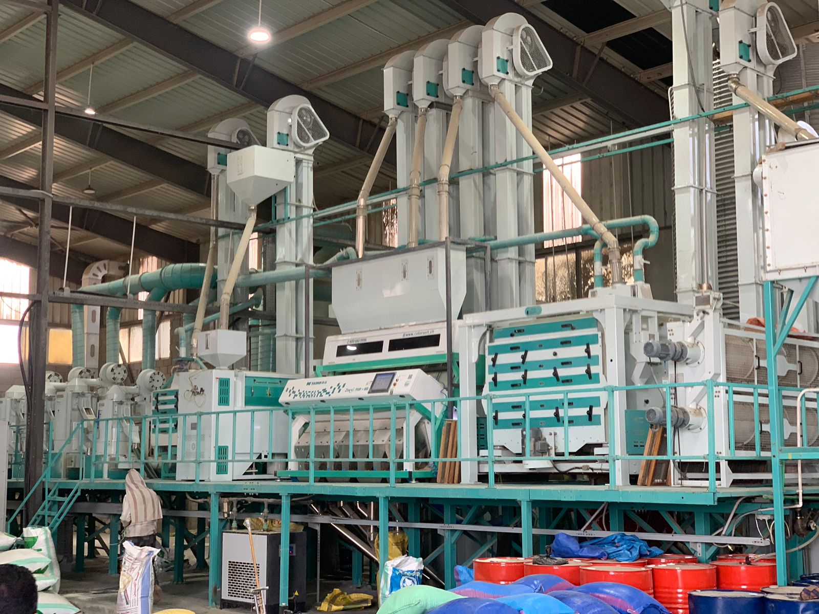 وزير التموين يتفقد مصنع لتعبئة الأرز ببورسعيد