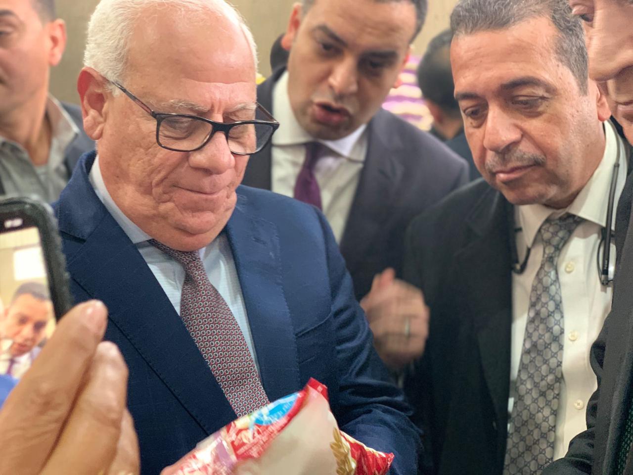 وزير التموين يتفقد مصنع لتعبئة الأرز ببورسعيد