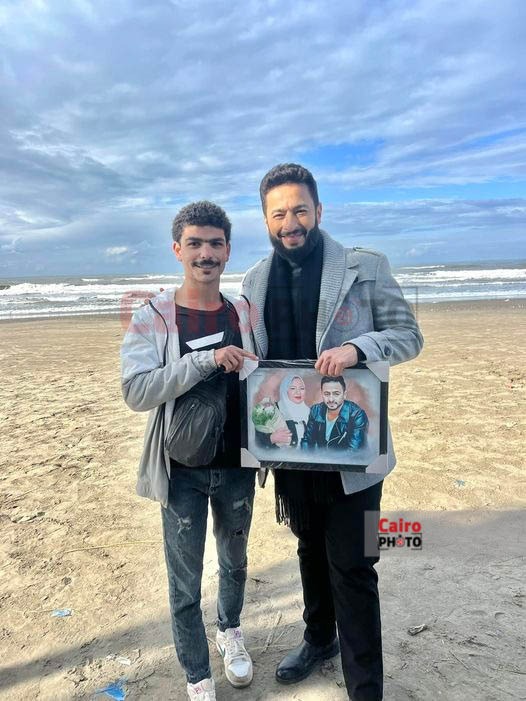 احد المعجبين يلتقط الصور التذكارية مع الفنان حمادة هلال