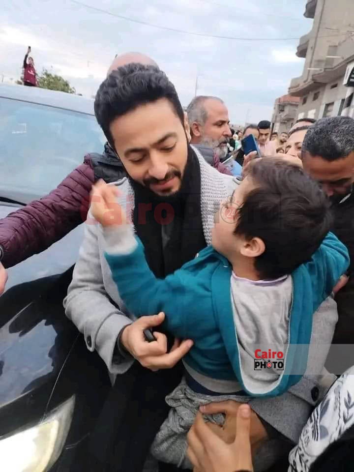 لفتة جميلة من الفنان حمادة هلال مع الجمهور