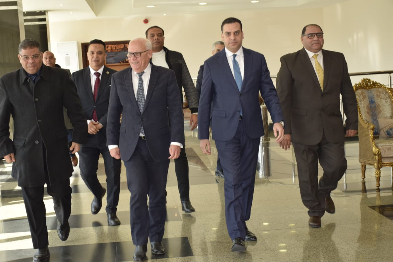 محافظ بورسعيد يستقبل وفد وزارة المالية 