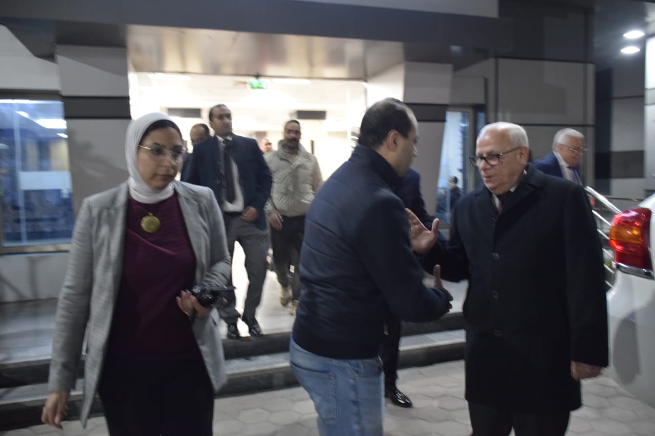 محافظ بورسعيد يزور مصابي حريق مول تجاري