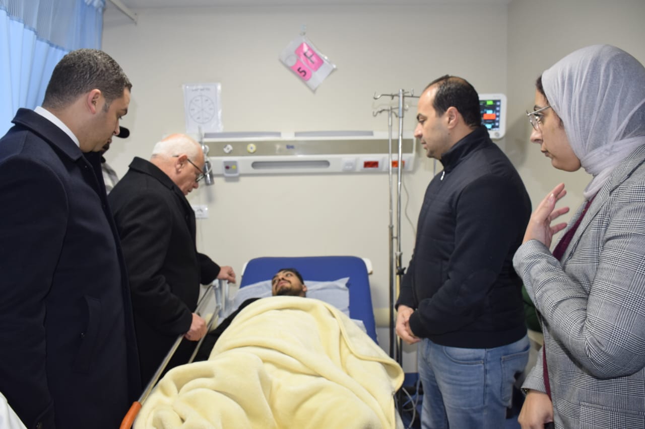 محافظ بورسعيد يزور مصابي حريق مول تجاري