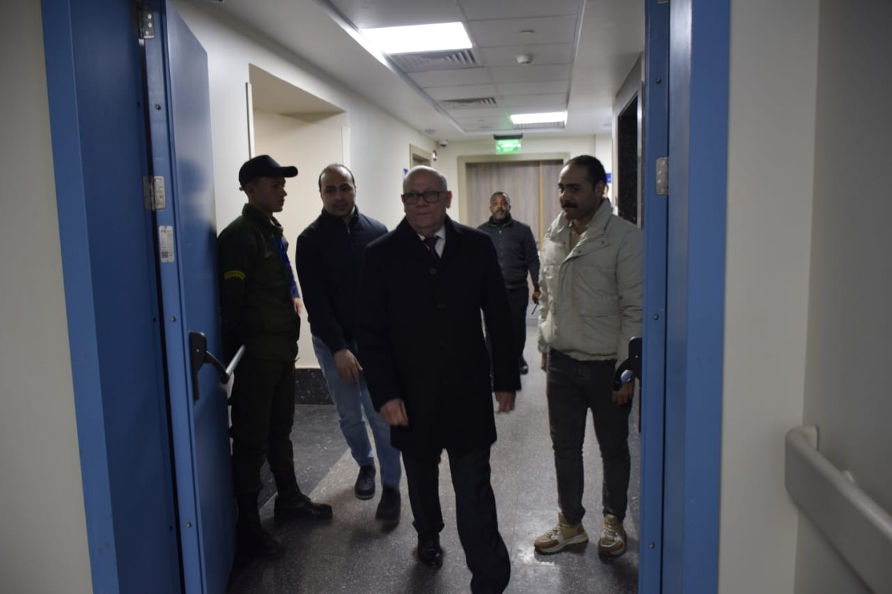 محافظ بورسعيد يزور مصابي حريق مول تجاري