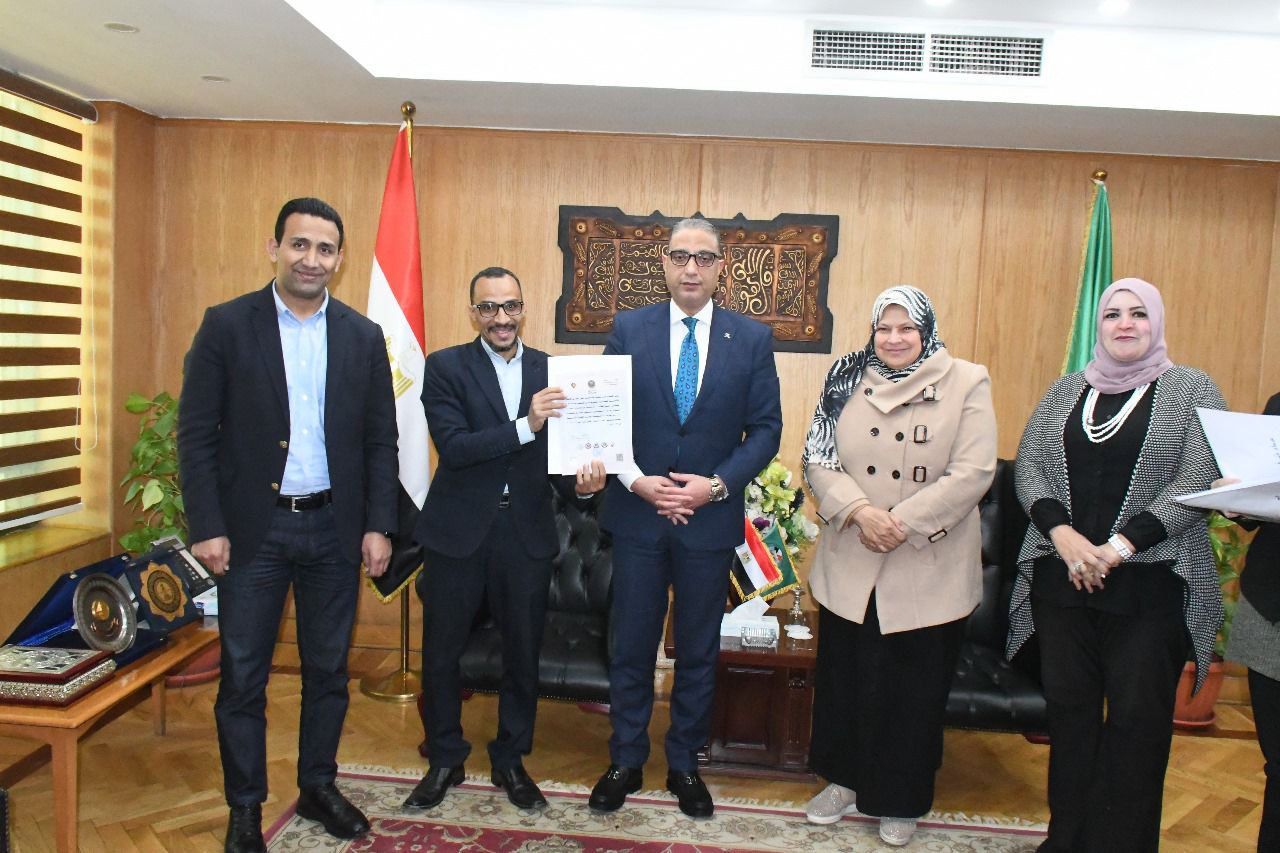 محافظ الفيوم يكرم خريجي المبادرة الرئاسية 1000 مدير مدرسة 