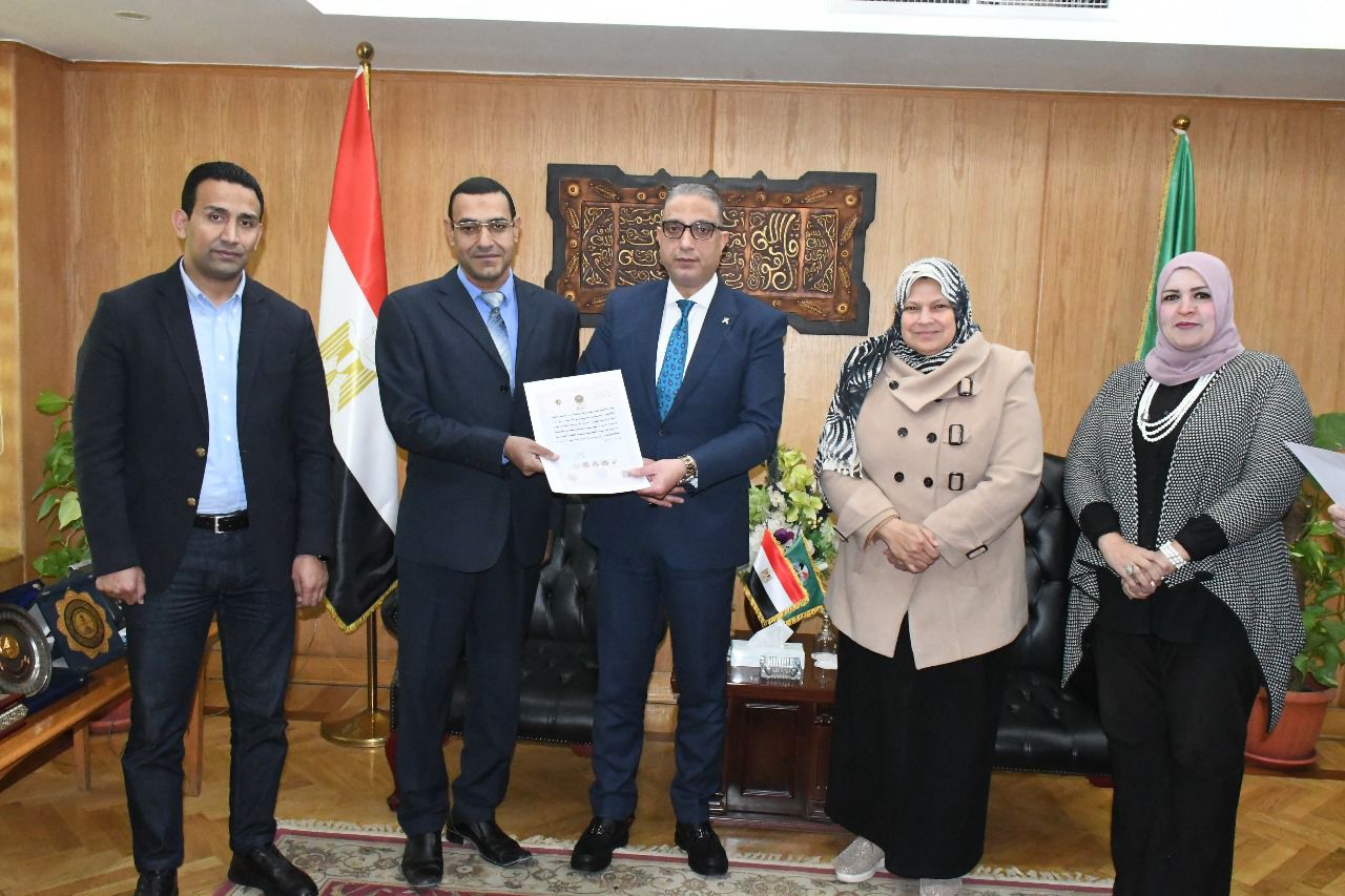 محافظ الفيوم يكرم خريجي المبادرة الرئاسية 1000 مدير مدرسة 