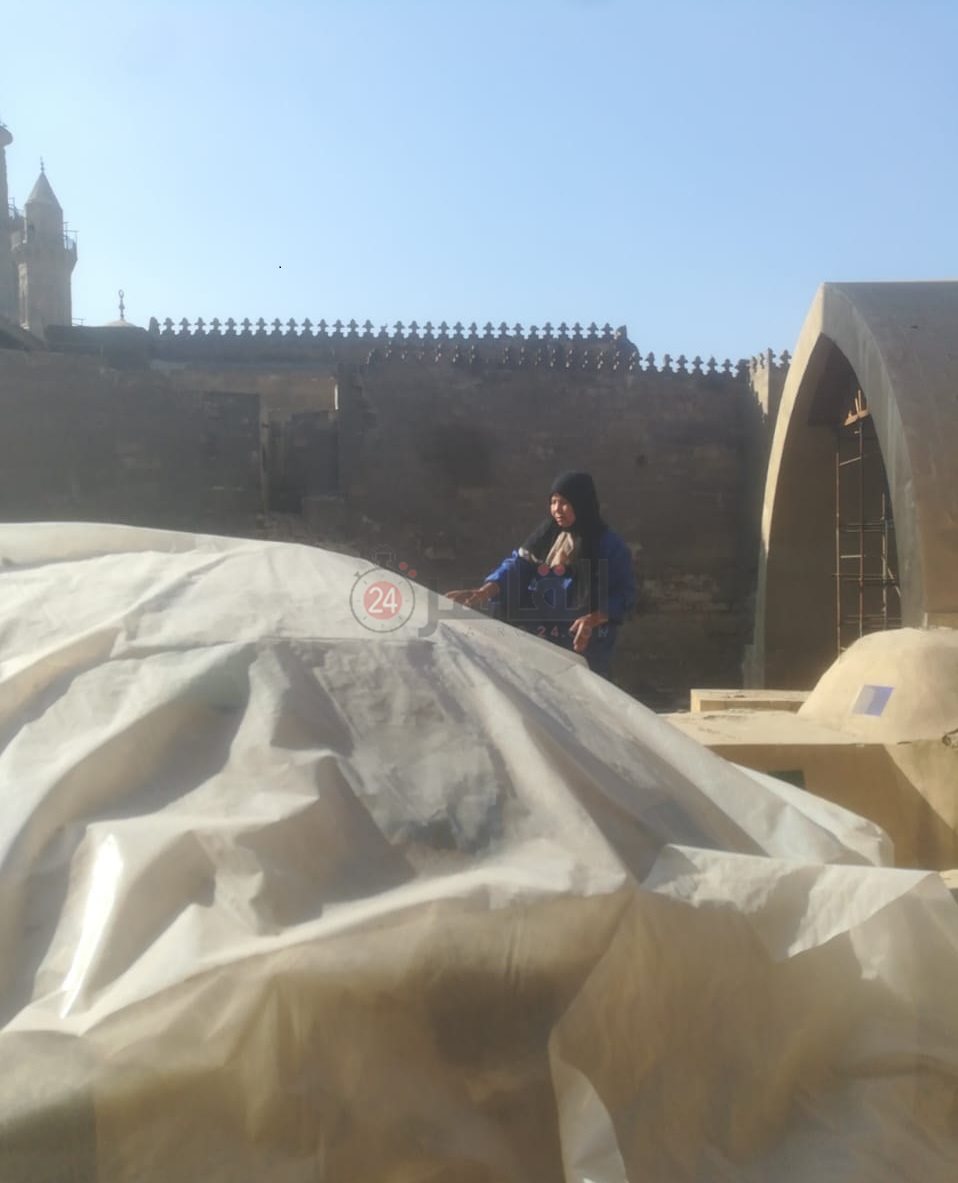 تغطية القباب بالبولي إثيلين حماية من الأمطار  (3)