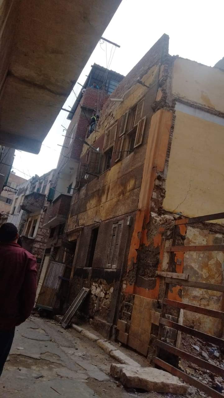 إزالة الأجزاء الخطرة بعقارات في الإسكندرية