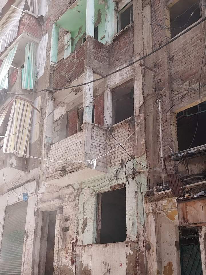 إزالة الأجزاء الخطرة بعقارات في الإسكندرية
