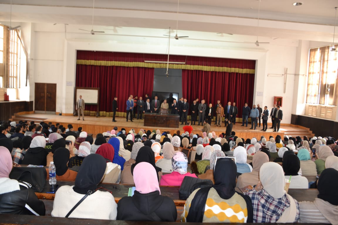 رئيس جامعة الإسكندرية يتفقد بدء الفصل الدراسي الثاني 