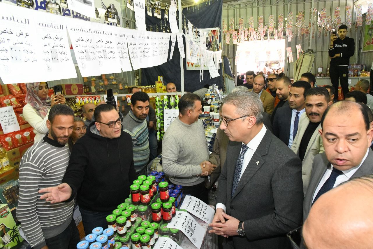 محافظ الفيوم يفتتح معرض أهلا رمضان لبيع السلع الغذائية بأسعار مخفضة