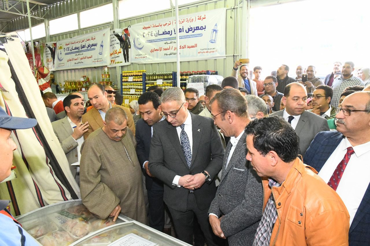 محافظ الفيوم يفتتح معرض أهلا رمضان لبيع السلع الغذائية بأسعار مخفضة