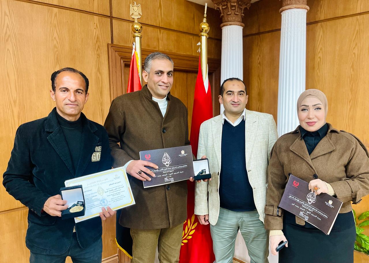 محافظ بورسعيد يكرم فريق الفائزون 