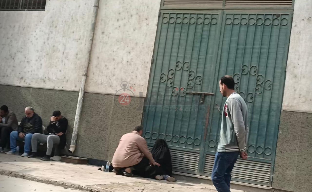 انهيار أسر ضحايا حادث الطريق الزراعي بالبحيرة أمام مشرحة مستشفى دمنهور