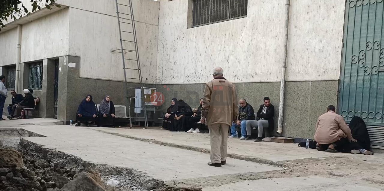 انهيار أسر ضحايا حادث الطريق الزراعي بالبحيرة أمام مشرحة مستشفى دمنهور