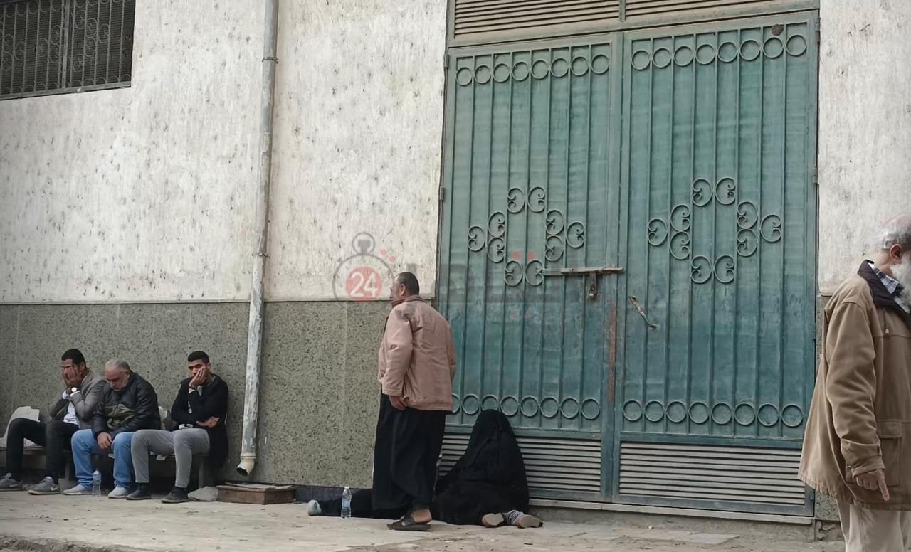 انهيار أسر ضحايا حادث الطريق الزراعي بالبحيرة أمام مشرحة مستشفى دمنهور