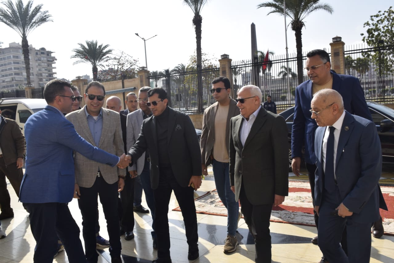 محافظ بورسعيد يستقبل وزير الشباب والرياضة
