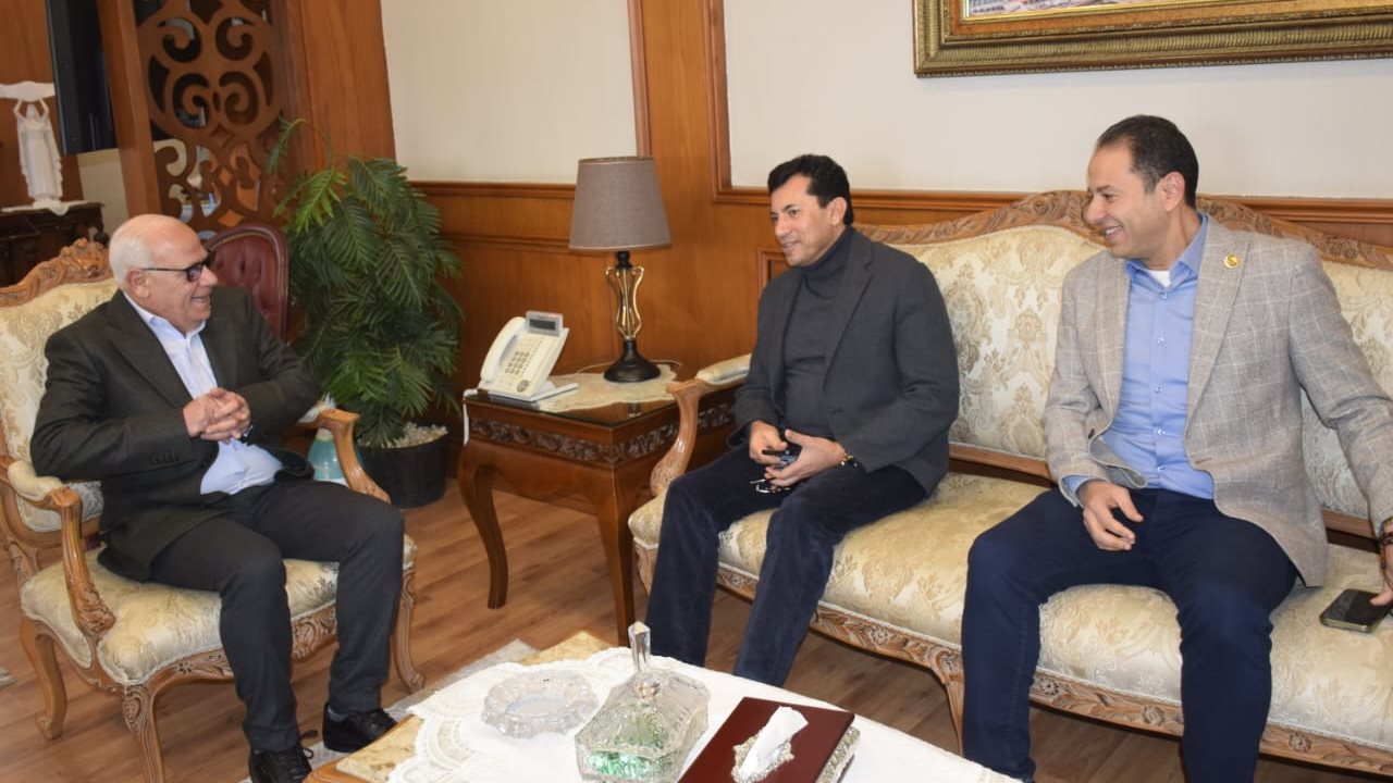 محافظ بورسعيد يستقبل وزير الشباب والرياضة - قص