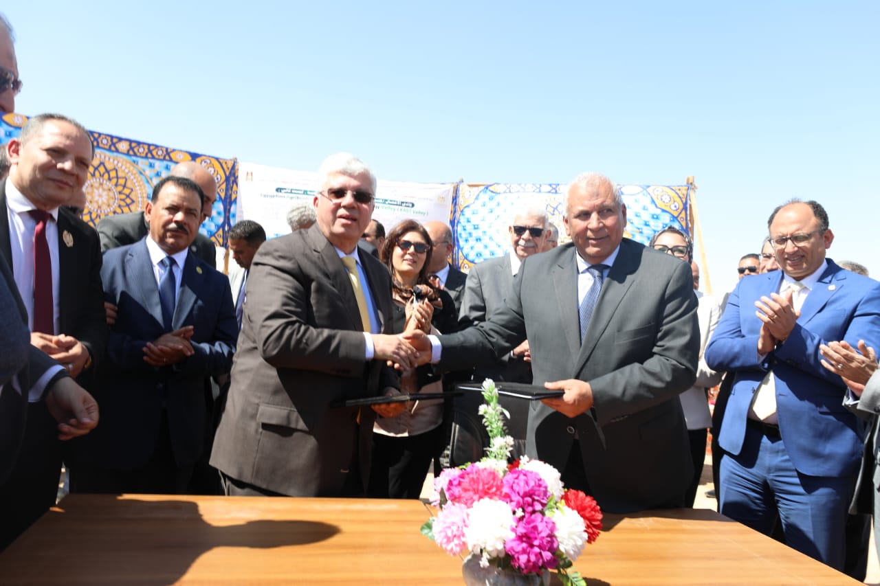 وزير التعليم العالي يضع حجر الأساس لمشروع أرض الجامعات المصرية بالوادي الجديد 2