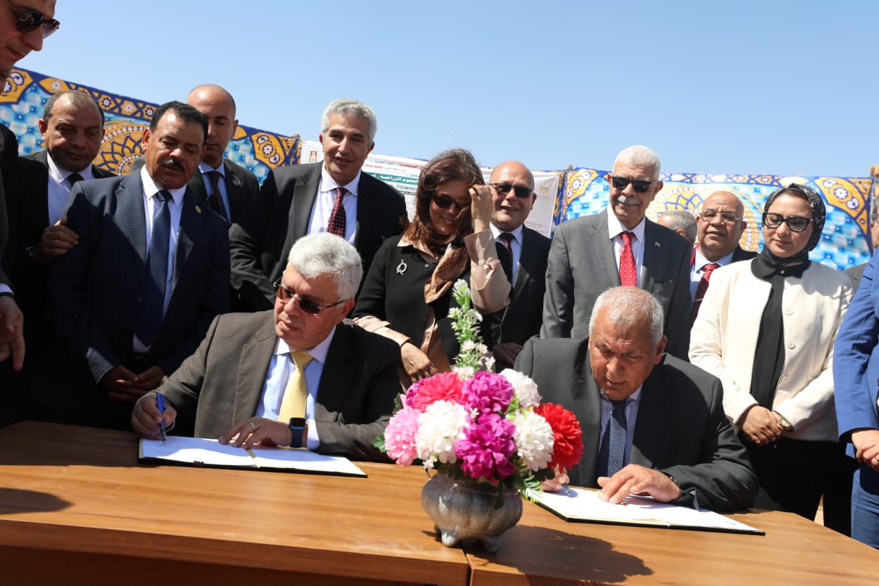 وزير التعليم العالي يضع حجر الأساس لمشروع أرض الجامعات المصرية بالوادي الجديد 3