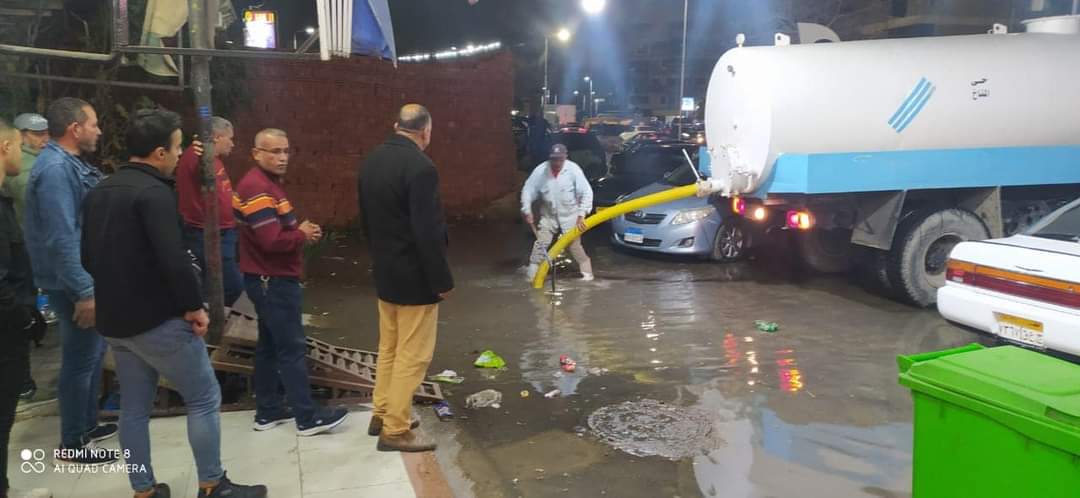 كسر بمحبس مياه عمومي يُغرق شوارع حي المناخ ببورسعيد
