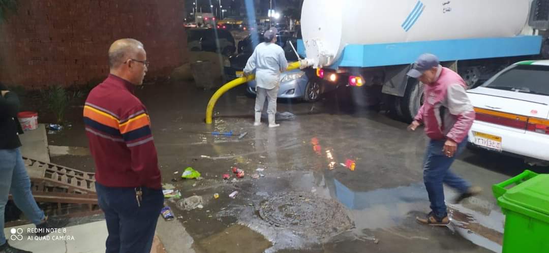 كسر بمحبس مياه عمومي يُغرق شوارع حي المناخ ببورسعيد