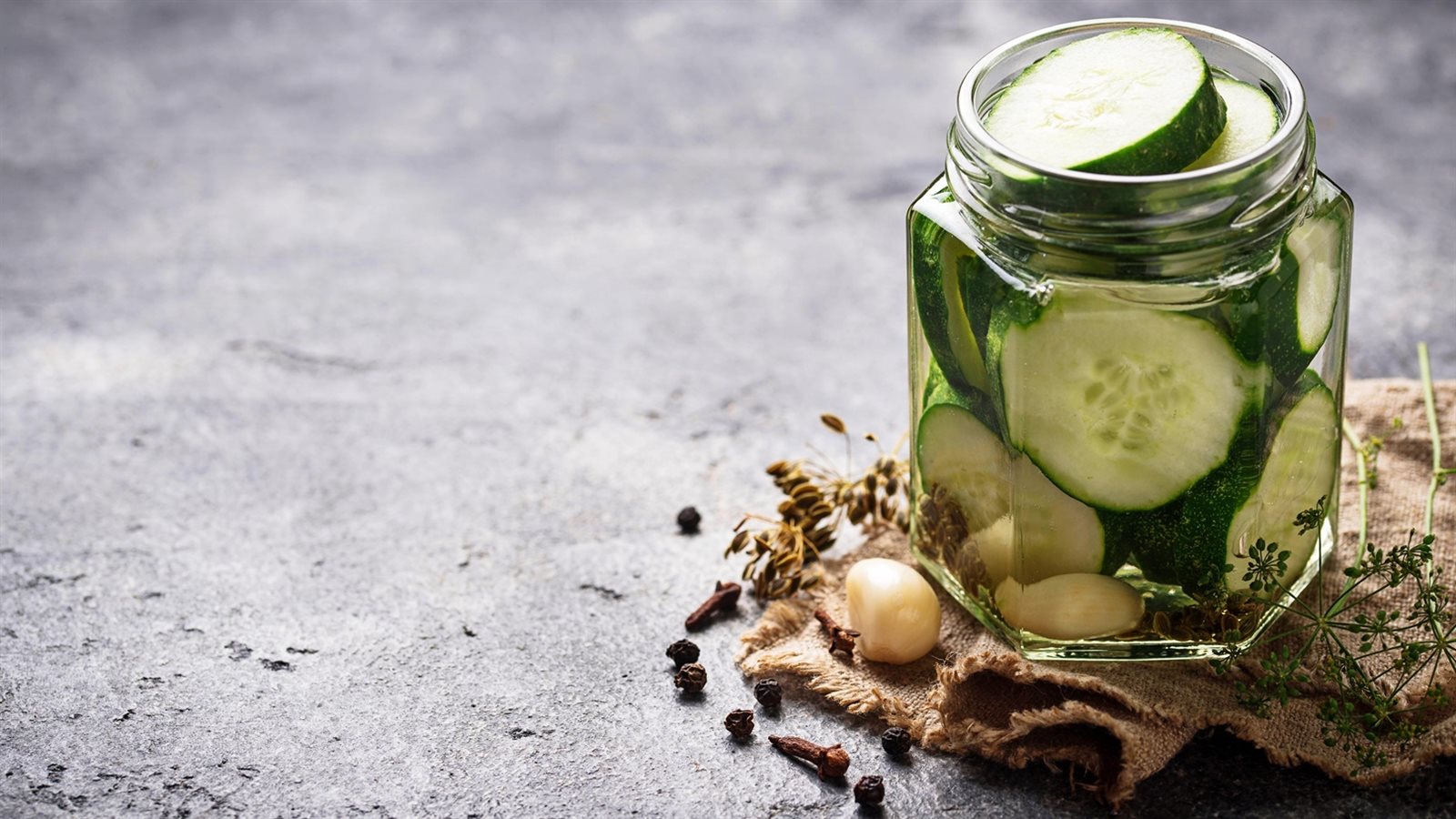 طريقة عمل مخلل الخيار السريع